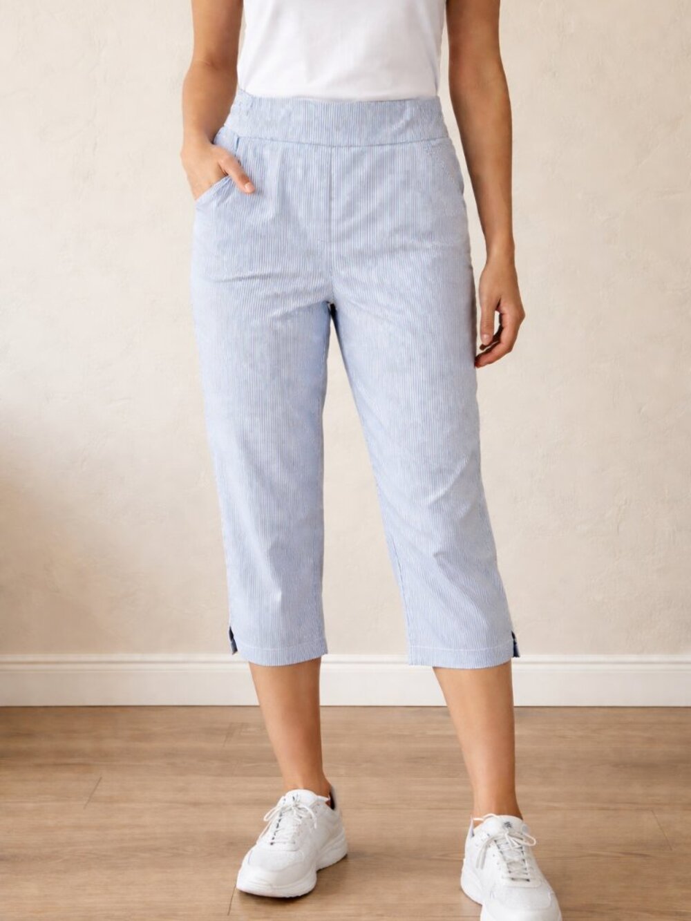 S.C.&CO. Women's pull on capri with tummy control, size 8 NWT